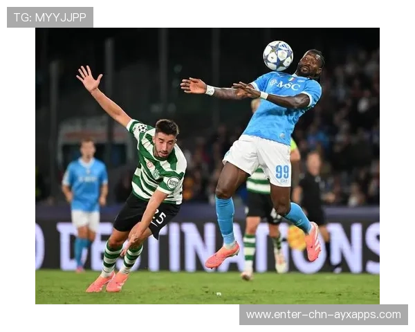 那不勒斯中后场解围反击，外线远射点燃场面