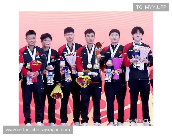 世界冠军领奖却滑倒!奖杯掉地上 世界冠军领奖却滑倒!奖杯掉地上