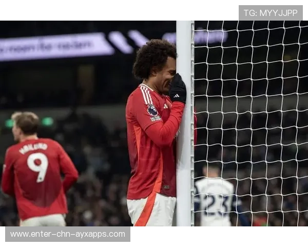 曼联比赛中整体推进受阻，中场对抗劣势显现