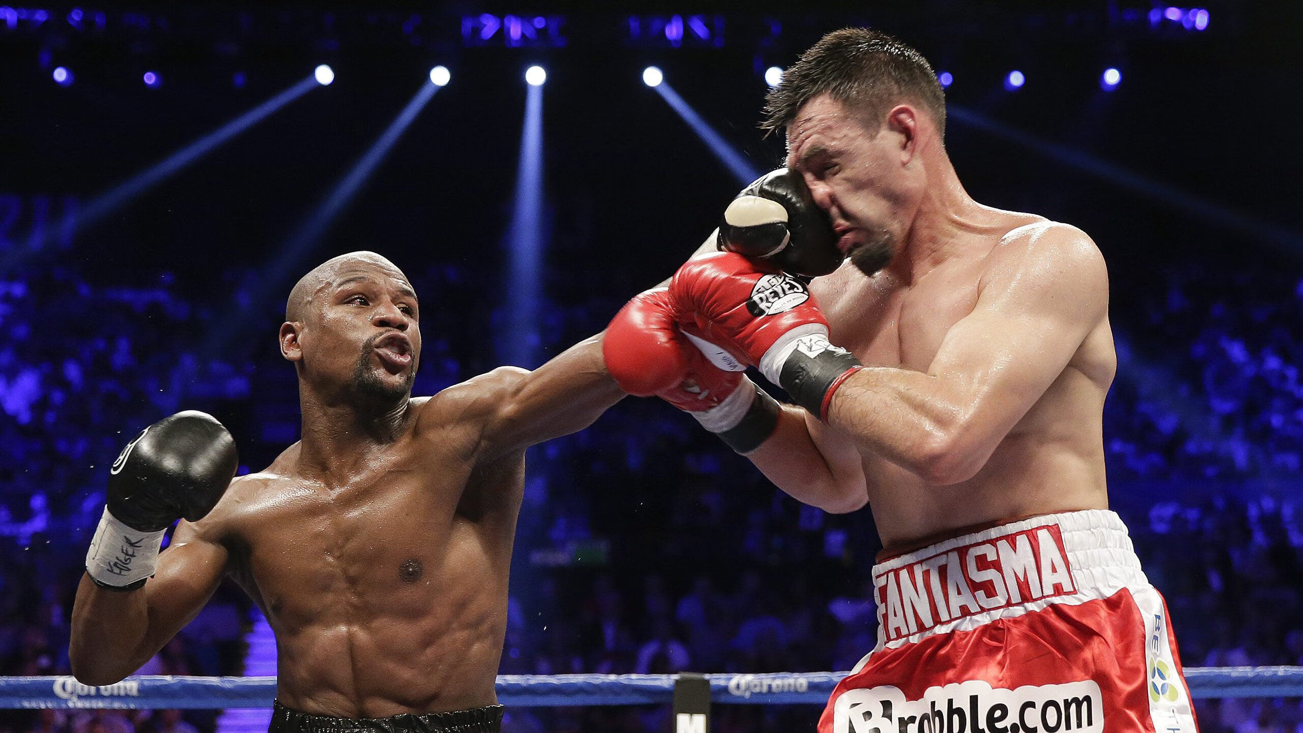 中国足球比赛火爆热播，球员表现逐渐成熟，看看中国足球队